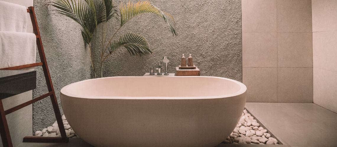 A beautiful bath tub at one of Thailand's best wellness retreats for expats.